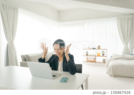 驚く表情のスーツの女性 驚く表情のスーツの女性 130867426