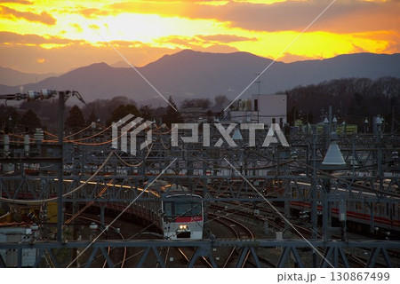 丹沢山地を背景にかしわ台駅車輌センターからの夕景 丹沢山地を背景にかしわ台駅車輌センターからの夕景 130867499