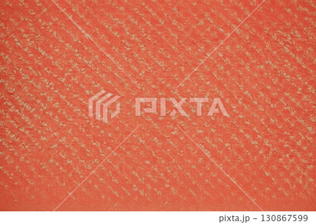 和風背景素材 赤色 花びら模様 和紙テクスチャ 130867599