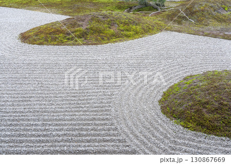 東福寺本坊庭園　南庭　苔と白川砂の仕切 130867669