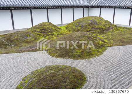東福寺本坊庭園　南庭　苔と白川砂の仕切 130867670