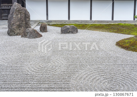 東福寺本坊庭園　南庭　苔と白川砂の仕切 130867671