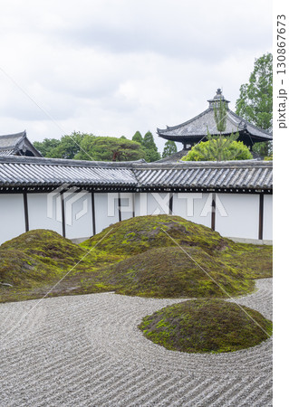東福寺本坊庭園 南庭 築山 苔と白川砂の仕切 東福寺本坊庭園 南庭 築山 苔と白川砂の仕切 130867673