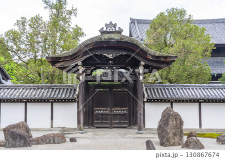 東福寺本坊庭園　南庭　恩賜門 130867674
