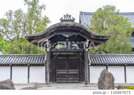 東福寺本坊庭園　南庭　恩賜門 130867675