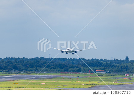 成田空港に着陸する飛行機 成田空港に着陸する飛行機 130867716
