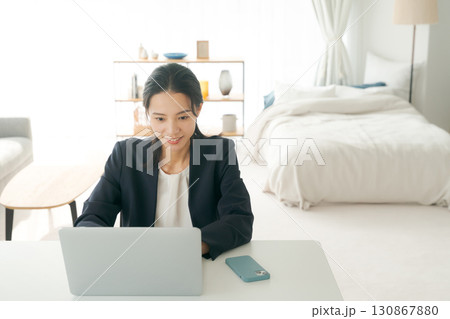 在宅ワークをする女性 在宅ワークをする女性 130867880