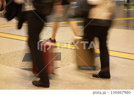 新大阪駅の駅構内の広場で歩く人々の姿 新大阪駅の駅構内の広場で歩く人々の姿 130867980