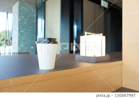 ホテルのロビーのテーブルと置かれたコーヒーの様子 130867997