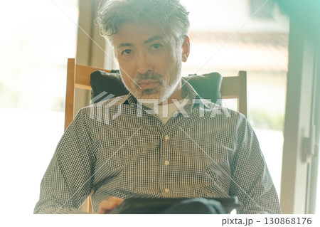 寛ぐシニア男性 130868176