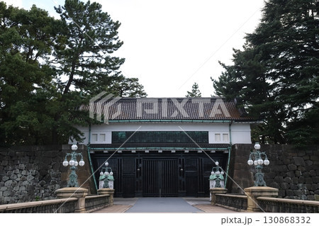 正面から眺める皇居正門 東京都千代田区 130868332