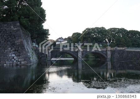 皇居にかかる二重橋 東京都千代田区千代田 130868343