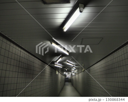 不気味に配置された蛍光灯 130868344