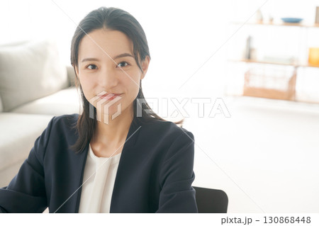 カメラ目線のスーツの女性 カメラ目線のスーツの女性 130868448