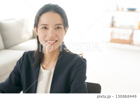 カメラ目線のスーツの女性 カメラ目線のスーツの女性 130868449