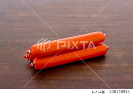 テーブル背景の魚肉ソーセージ テーブル背景の魚肉ソーセージ 130868919