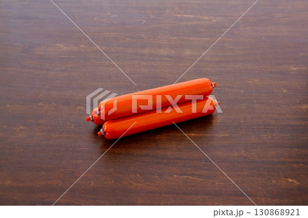 テーブル背景の魚肉ソーセージ テーブル背景の魚肉ソーセージ 130868921