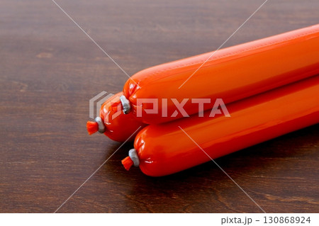 テーブル背景の魚肉ソーセージ テーブル背景の魚肉ソーセージ 130868924