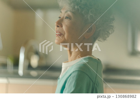 キッチンのシニア女性 130868982