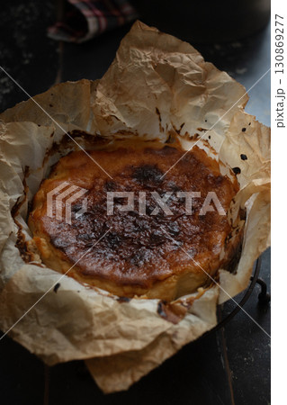 バスク風チーズケーキ 焼き立てホール バスク風チーズケーキ 焼き立てホール 130869277