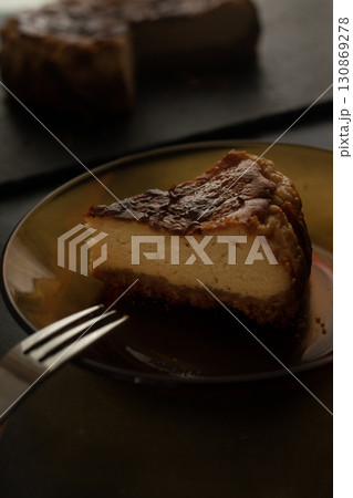 カットしたバスク風チーズケーキ カットしたバスク風チーズケーキ 130869278