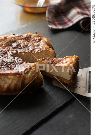 バスク風チーズケーキをカットして取り分ける 130869279