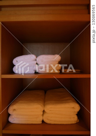 綺麗に折りたたんで整頓されたフェイスタオルとバスタオル 高級ホテルイメージ 綺麗に折りたたんで整頓されたフェイスタオルとバスタオル 高級ホテルイメージ 130869565