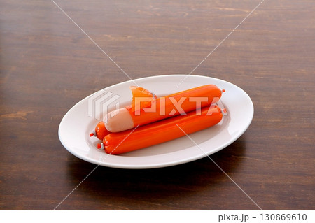 テーブル背景の魚肉ソーセージ 130869610