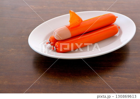 テーブル背景の魚肉ソーセージ 130869613