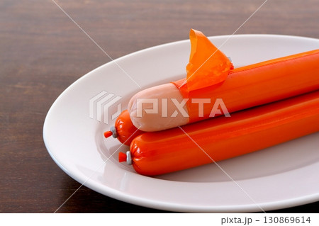 テーブル背景の魚肉ソーセージ テーブル背景の魚肉ソーセージ 130869614