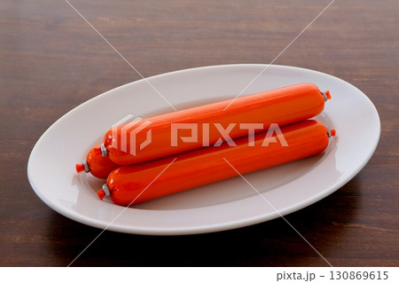テーブル背景の魚肉ソーセージ 130869615