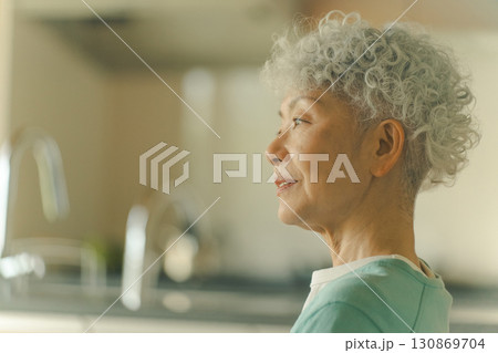 ささやかな日常の喜びを感じる高齢女性 130869704