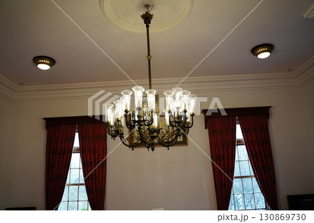 洋館の照明 130869730