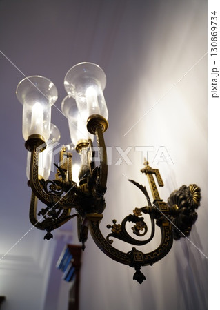 洋館の照明 130869734