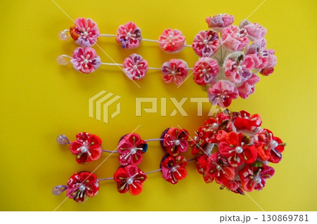 つまみ細工の梅と桜の髪飾り つまみ細工の梅と桜の髪飾り 130869781