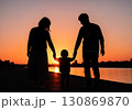 (AI生成)家族イメージ　夕陽を浴びて散歩をする親子のシルエット 130869870