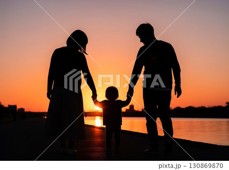 (AI生成)家族イメージ 夕陽を浴びて散歩をする親子のシルエット (AI生成)家族イメージ 夕陽を浴びて散歩をする親子のシルエット 130869870
