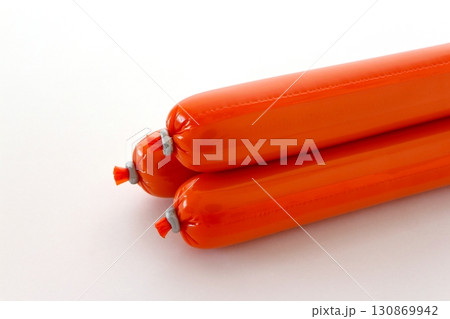 白背景の魚肉ソーセージ 130869942