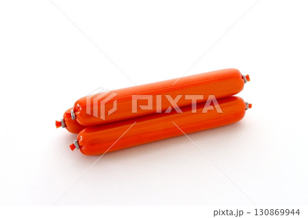 白背景の魚肉ソーセージ 白背景の魚肉ソーセージ 130869944