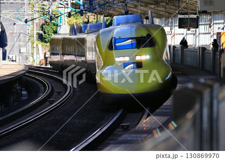 幸せの黄色い新幹線が熱海駅へ… 東海道新幹線・ドクターイエロー『923形』 130869970