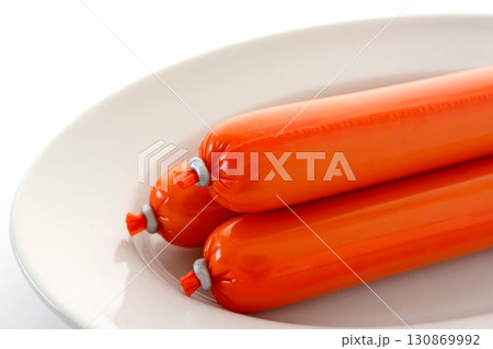 白背景の魚肉ソーセージ 130869992