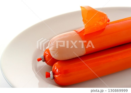 白背景の魚肉ソーセージ 130869999