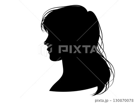 女性の横顔のシルエット 上半身横向きのイラスト モノクロ 白黒 130870078