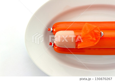 白背景の魚肉ソーセージ 白背景の魚肉ソーセージ 130870267