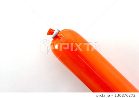 白背景の魚肉ソーセージ 白背景の魚肉ソーセージ 130870272