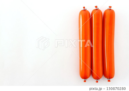 白背景の魚肉ソーセージ 130870280