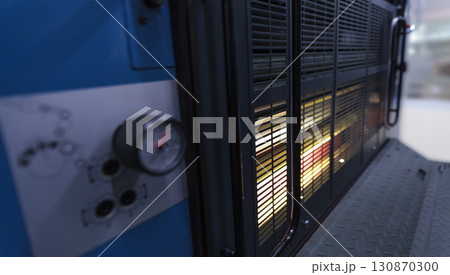 オフセット印刷機ローラー部のクローズアップ 130870300