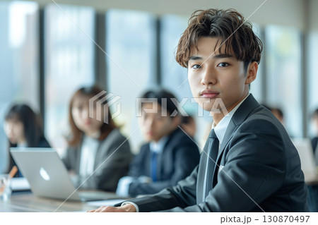 企業研修で学ぶ若手ビジネスパーソン 企業研修で学ぶ若手ビジネスパーソン 130870497