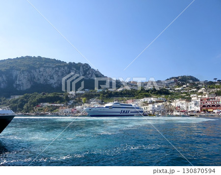 クルーズ船から望む南イタリアのカプリ島港と青い海　大自然・癒し・リゾートのテーマを演出する素材 130870594