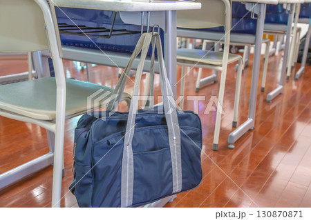 スクールバックの掛った教室にある机と椅子の後方からのクローズアップ、学校イメージ スクールバックの掛った教室にある机と椅子の後方からのクローズアップ、学校イメージ 130870871